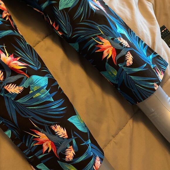 Gorgeous Tropical Capri Pants NWT - Picture 3 of 6